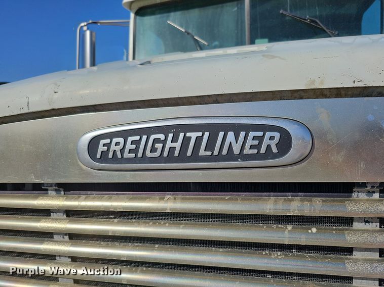 image for item DK0612 2000 Freightliner FLD112 semi truck