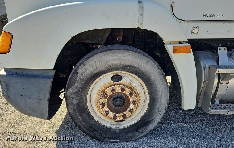 image for item DK0612 2000 Freightliner FLD112 semi truck