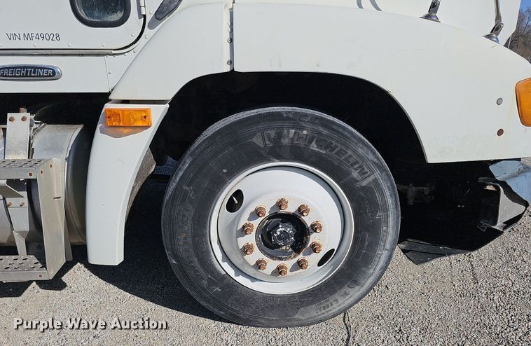 image for item DK0612 2000 Freightliner FLD112 semi truck