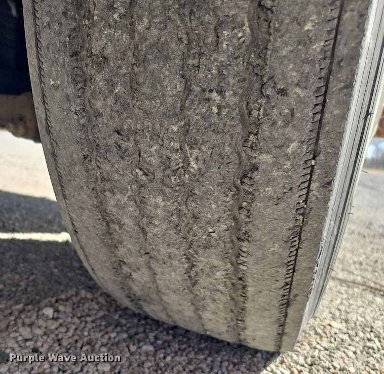 image for item DK0612 2000 Freightliner FLD112 semi truck