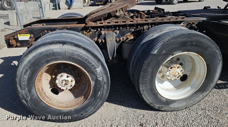 image for item DK0612 2000 Freightliner FLD112 semi truck