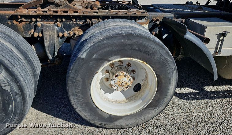 image for item DK0612 2000 Freightliner FLD112 semi truck