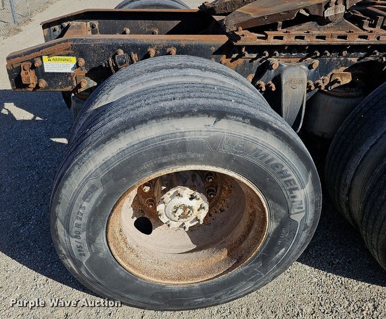 image for item DK0612 2000 Freightliner FLD112 semi truck