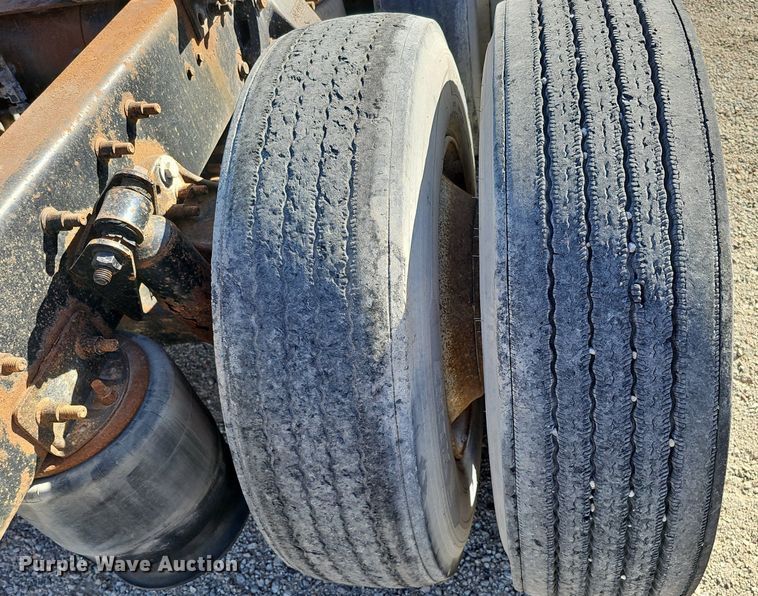 image for item DK0612 2000 Freightliner FLD112 semi truck