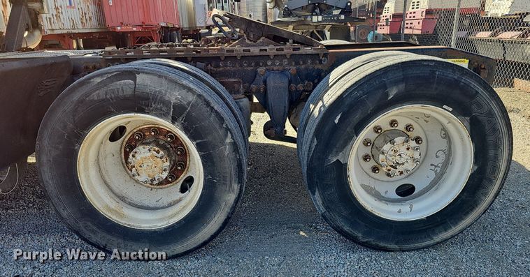 image for item DK0612 2000 Freightliner FLD112 semi truck