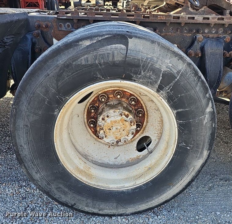 image for item DK0612 2000 Freightliner FLD112 semi truck