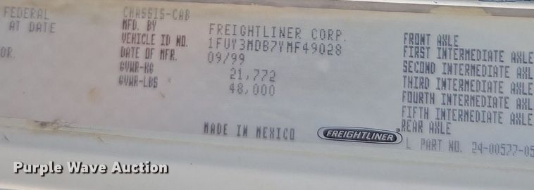 image for item DK0612 2000 Freightliner FLD112 semi truck