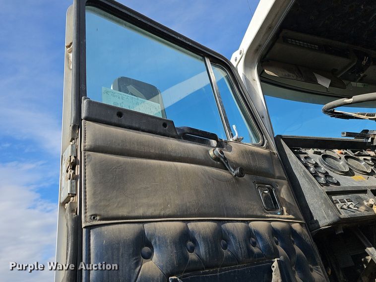 image for item DK0628 1992 Kenworth truck cab and chassis