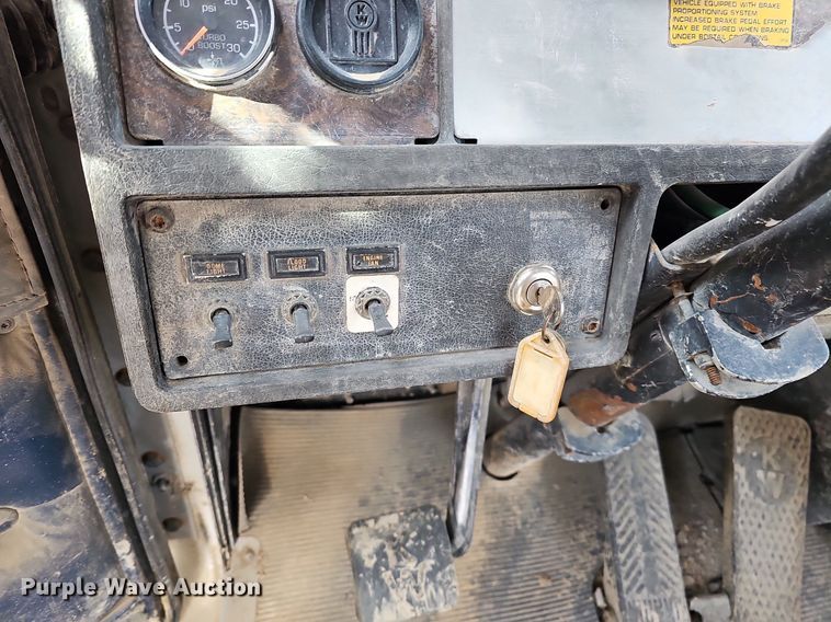 image for item DK0628 1992 Kenworth truck cab and chassis