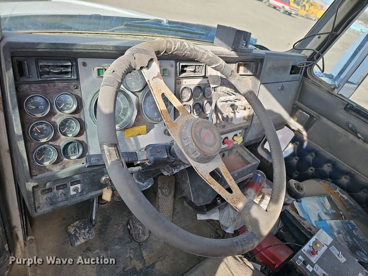 image for item DK0628 1992 Kenworth truck cab and chassis