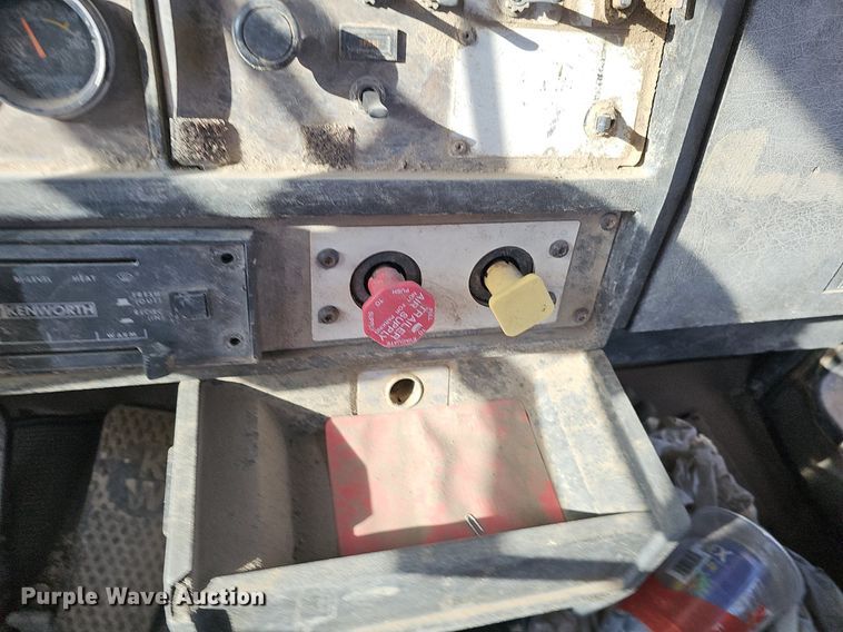 image for item DK0628 1992 Kenworth truck cab and chassis