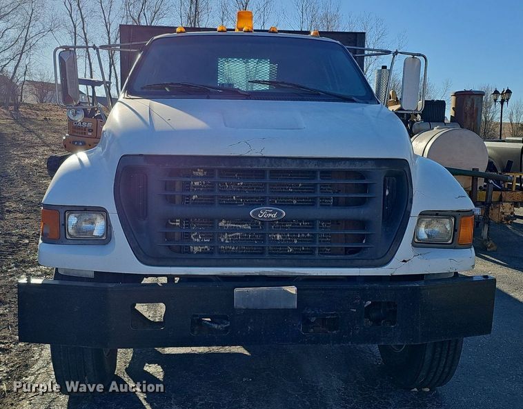 image for item DK0655 2000 Ford F750 Super Duty flatbed truck