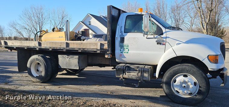 image for item DK0655 2000 Ford F750 Super Duty flatbed truck