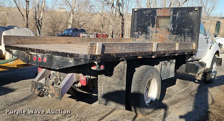 image for item DK0655 2000 Ford F750 Super Duty flatbed truck