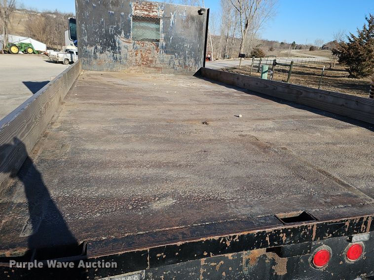 image for item DK0655 2000 Ford F750 Super Duty flatbed truck