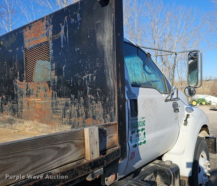 image for item DK0655 2000 Ford F750 Super Duty flatbed truck