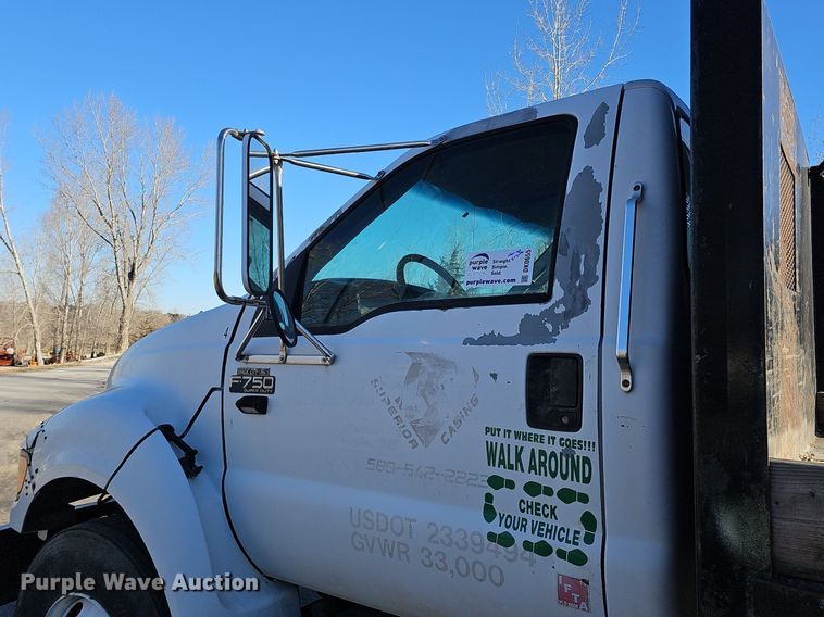 image for item DK0655 2000 Ford F750 Super Duty flatbed truck