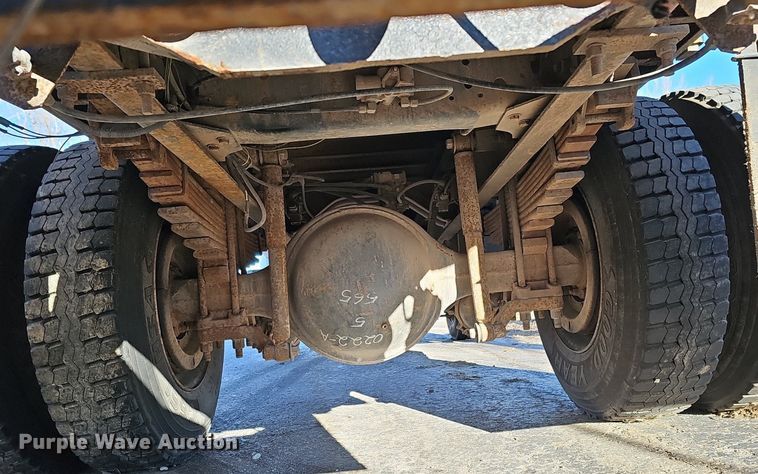 image for item DK0655 2000 Ford F750 Super Duty flatbed truck