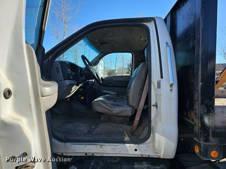 image for item DK0655 2000 Ford F750 Super Duty flatbed truck