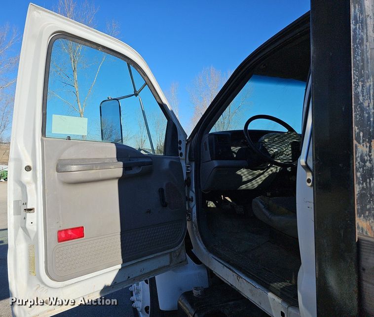 image for item DK0655 2000 Ford F750 Super Duty flatbed truck