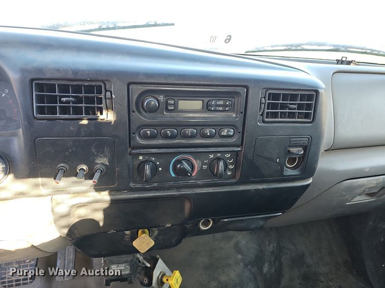 image for item DK0655 2000 Ford F750 Super Duty flatbed truck