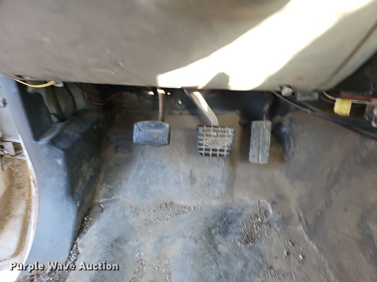 image for item DK0655 2000 Ford F750 Super Duty flatbed truck