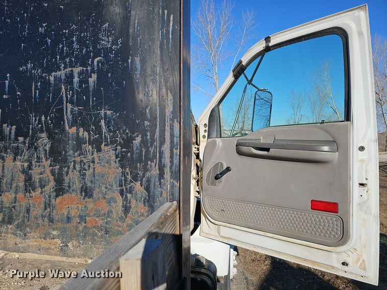 image for item DK0655 2000 Ford F750 Super Duty flatbed truck