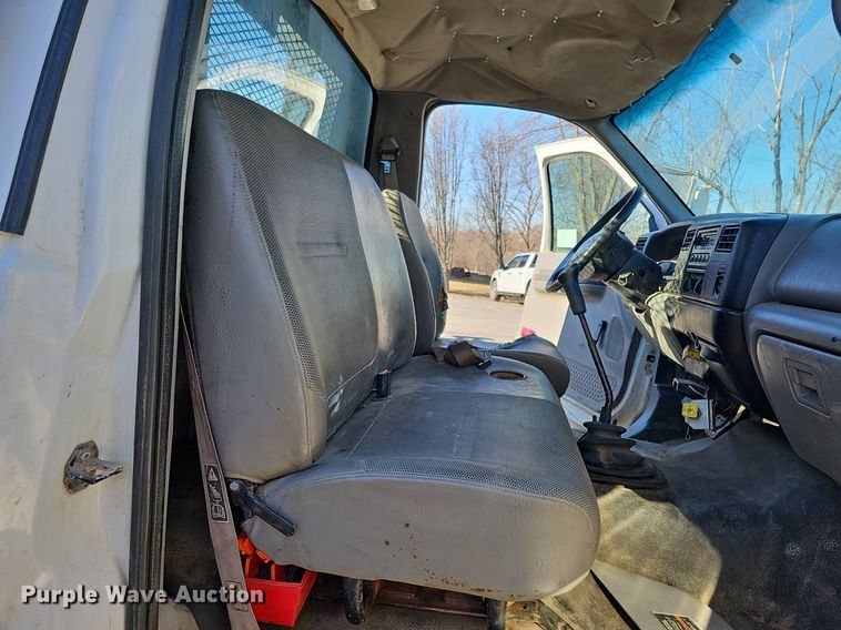 image for item DK0655 2000 Ford F750 Super Duty flatbed truck