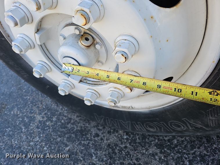 image for item DK0655 2000 Ford F750 Super Duty flatbed truck