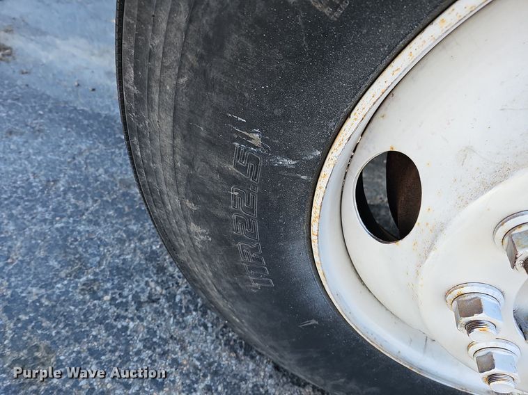 image for item DK0655 2000 Ford F750 Super Duty flatbed truck