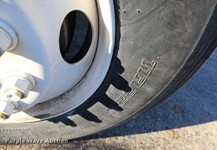 image for item DK0655 2000 Ford F750 Super Duty flatbed truck