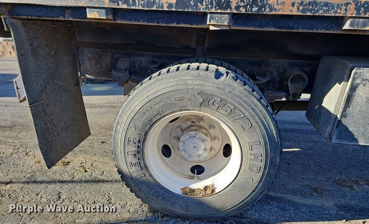 image for item DK0655 2000 Ford F750 Super Duty flatbed truck