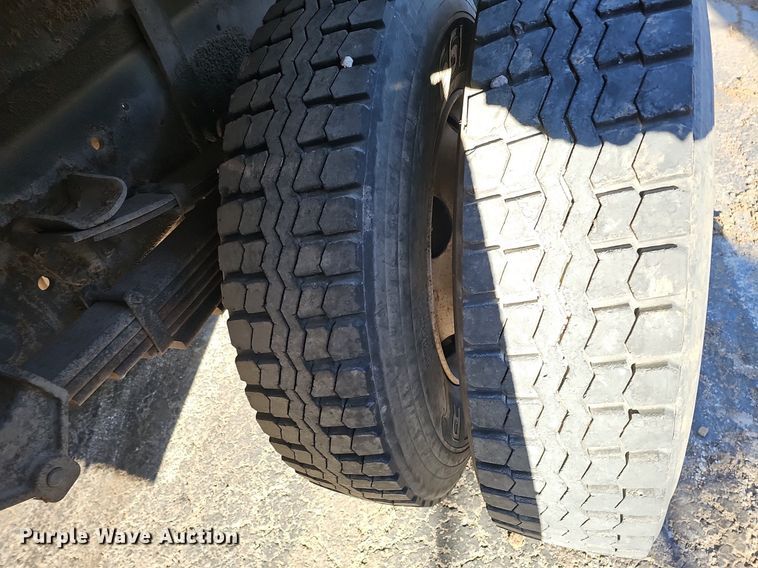 image for item DK0655 2000 Ford F750 Super Duty flatbed truck