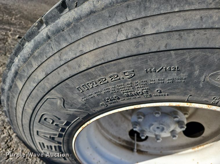 image for item DK0655 2000 Ford F750 Super Duty flatbed truck