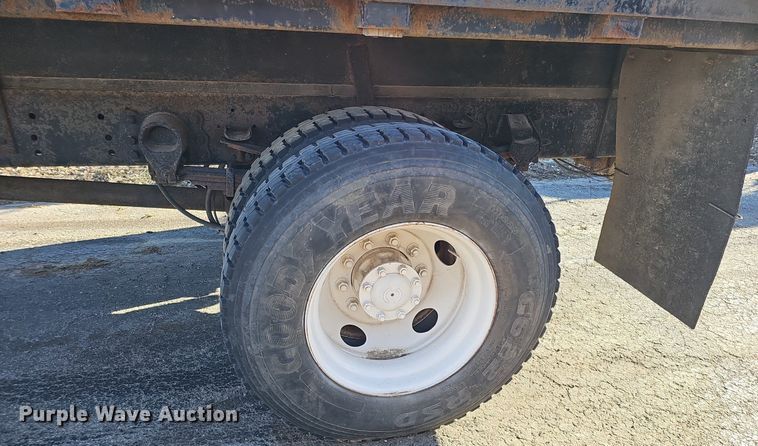 image for item DK0655 2000 Ford F750 Super Duty flatbed truck