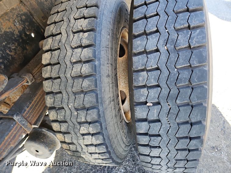 image for item DK0655 2000 Ford F750 Super Duty flatbed truck