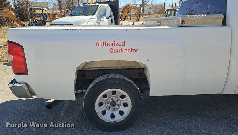 image for item DK0660 2013 Chevrolet Silverado 1500 pickup truck