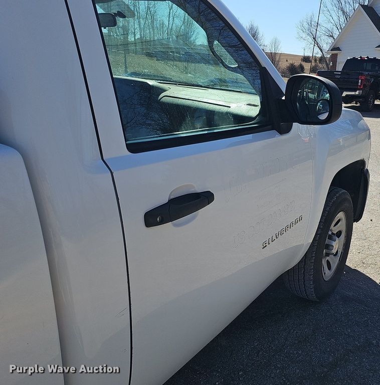 image for item DK0660 2013 Chevrolet Silverado 1500 pickup truck