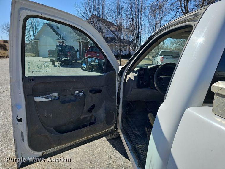 image for item DK0660 2013 Chevrolet Silverado 1500 pickup truck