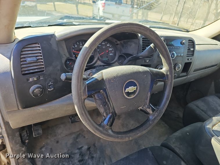 image for item DK0660 2013 Chevrolet Silverado 1500 pickup truck