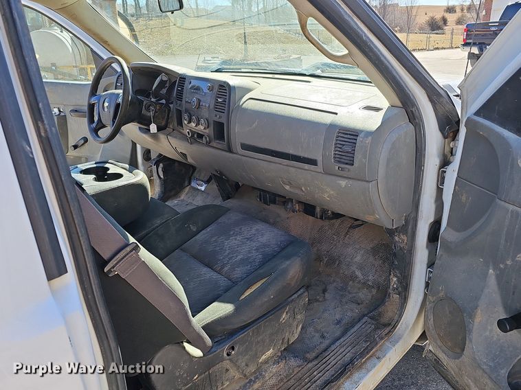 image for item DK0660 2013 Chevrolet Silverado 1500 pickup truck