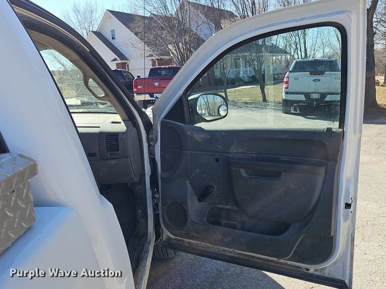 image for item DK0660 2013 Chevrolet Silverado 1500 pickup truck