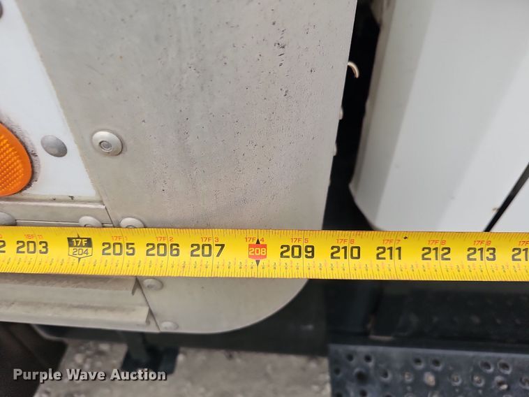 image for item DK0698 1996 Freightliner  FL70 box truck