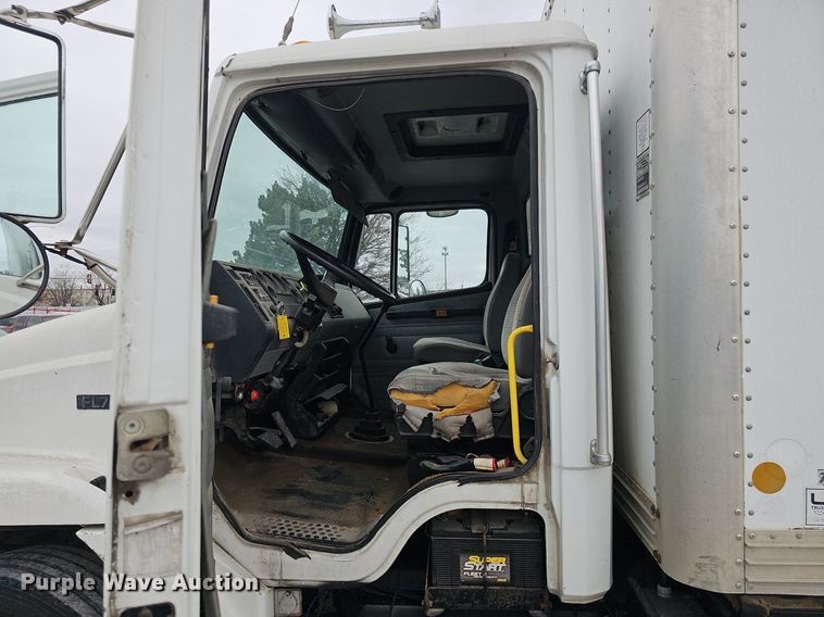 image for item DK0698 1996 Freightliner  FL70 box truck