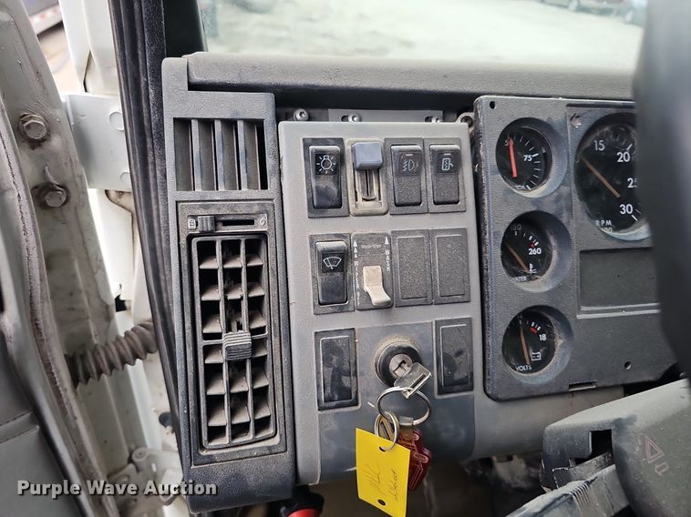 image for item DK0698 1996 Freightliner  FL70 box truck