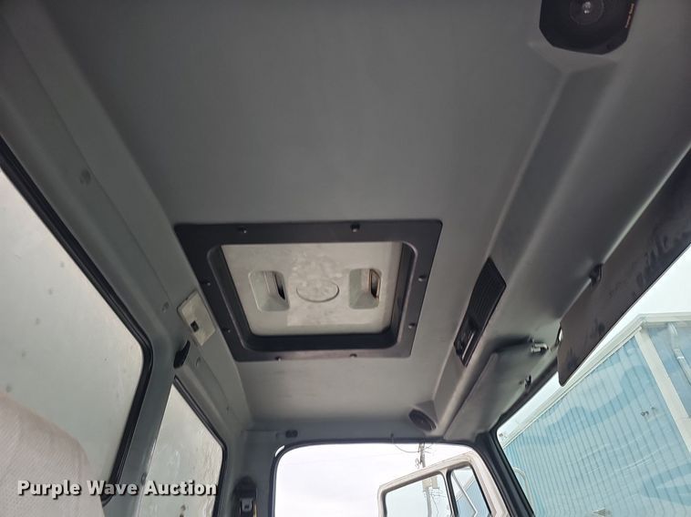 image for item DK0698 1996 Freightliner  FL70 box truck