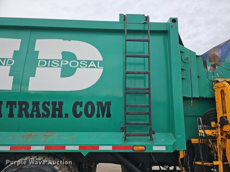 image for item DK0719 2004 Auto Car Xpeditor refuse truck