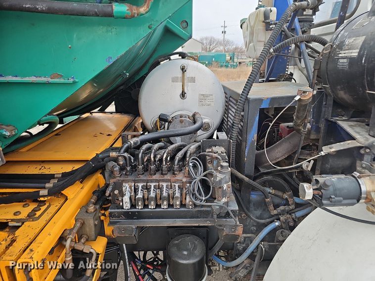 image for item DK0719 2004 Auto Car Xpeditor refuse truck