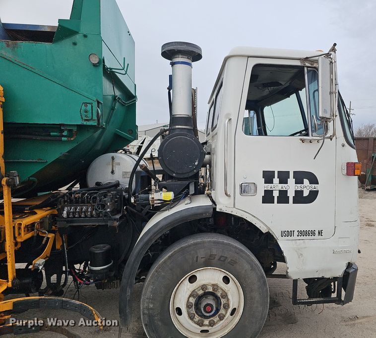 image for item DK0719 2004 Auto Car Xpeditor refuse truck