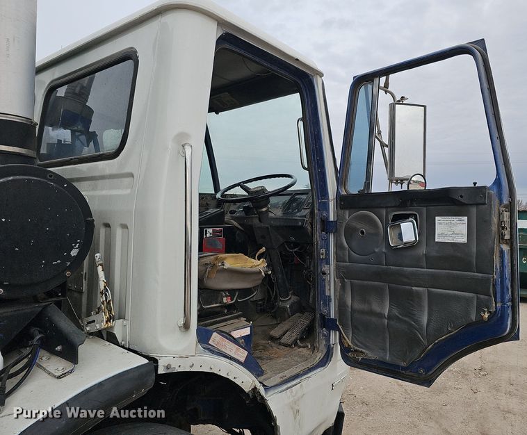 image for item DK0719 2004 Auto Car Xpeditor refuse truck